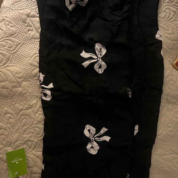 NWT Kate Spade Black White Iconic Bow Print Oblong Scarf - Picture 10 of 10